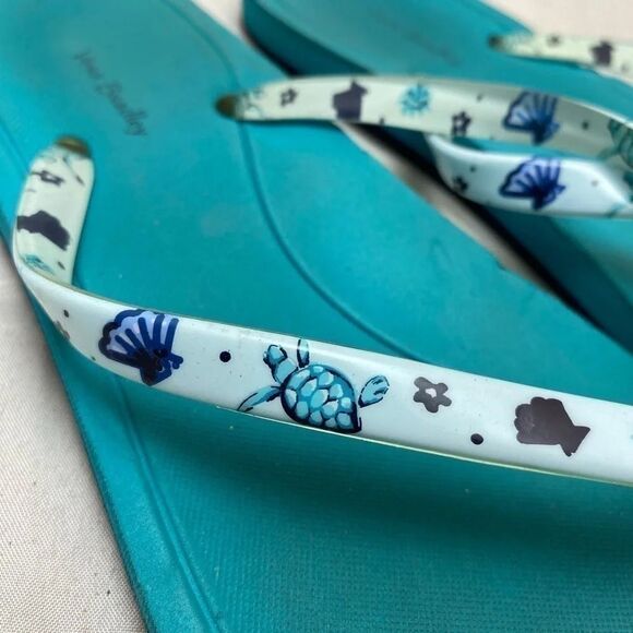 Vera Bradley flip flops seashell turtle 7/8 - Picture 3 of 5